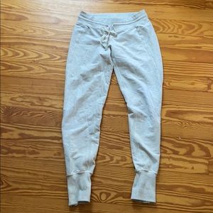 Grey lululemon joggers 6